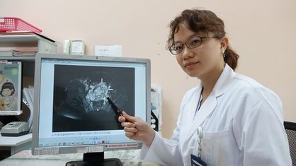 中榮陳雅芳醫師說明紅色虛線區塊為向病人左側子宮壁前方侵犯出去的胎盤。(（圖/台中榮總醫院）