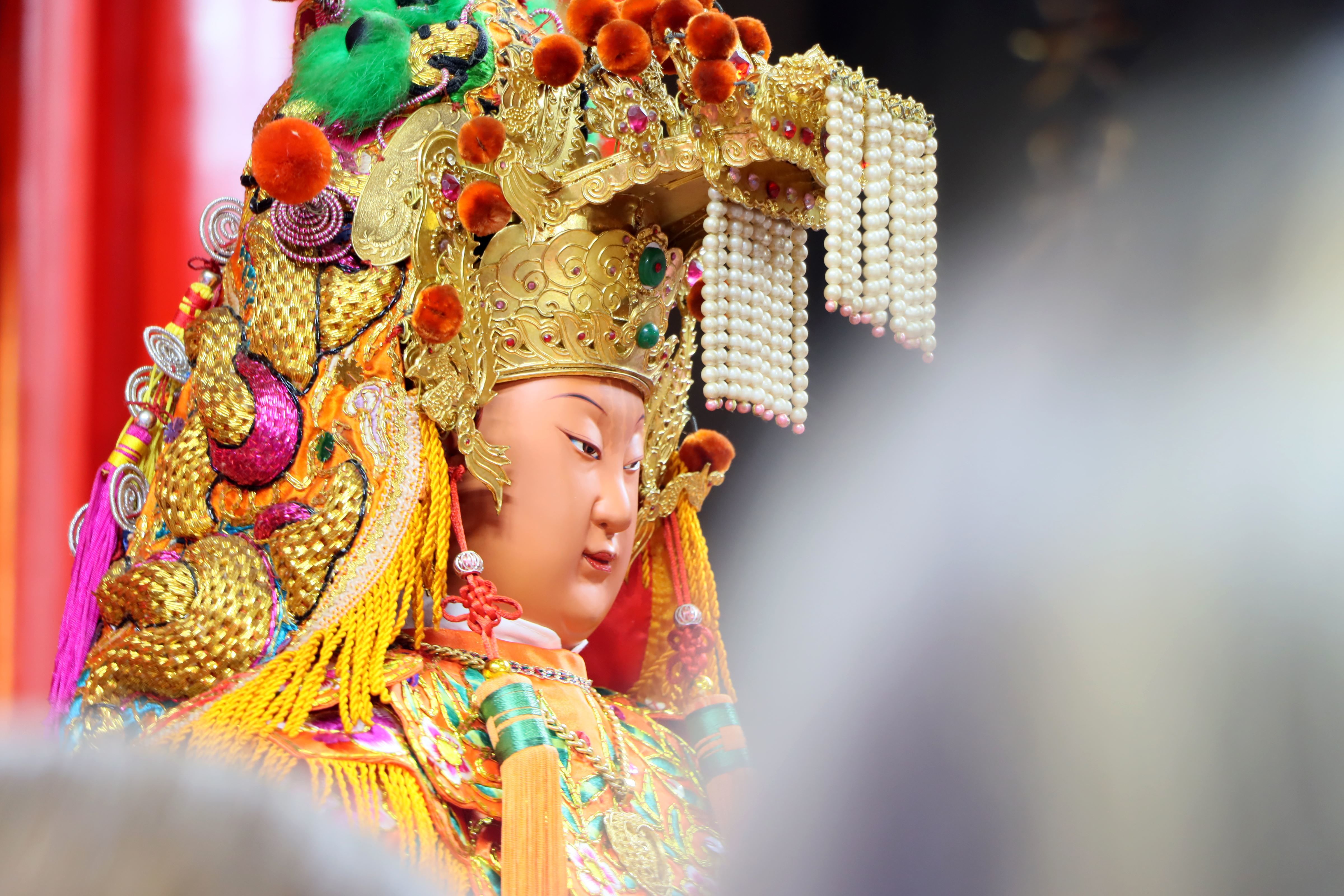 每年春天，台灣總會掀起一陣「三月瘋媽祖」的宗教熱潮，成千上萬的信眾跟隨媽祖的腳步，展開充滿信仰與考驗的徒步旅程。