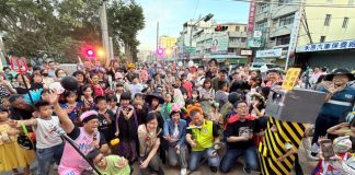 屯區萬聖節變裝大遊行  何欣純扮卡通豬為台灣豬加油