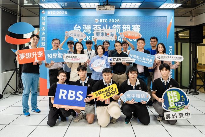 屏東縣政府、國家太空中心與第一屆參賽隊伍合照