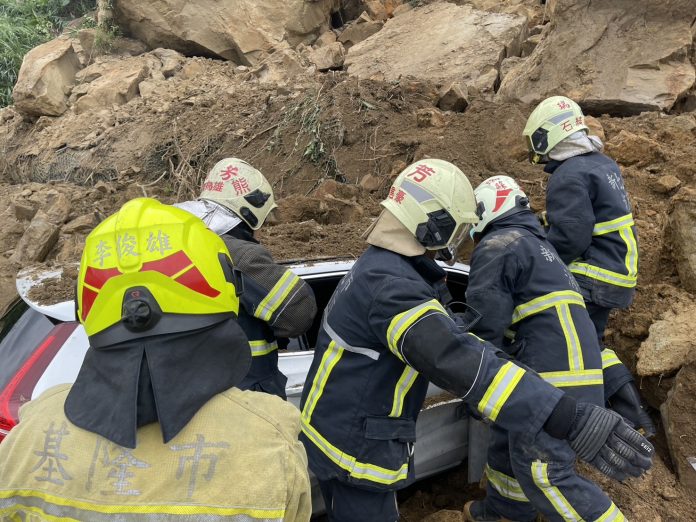 潮境公園崩塌時第一時間前往救援(歷史救災照片)