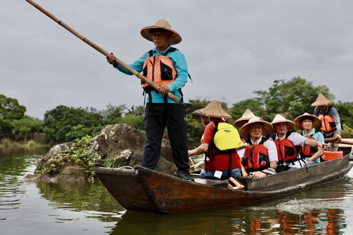與會貴賓參與搭乘修復民眾捐贈的傳統木船試航
