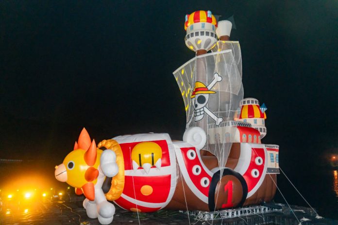 高達12公尺的「千陽號」主題裝置正式現身湖面。