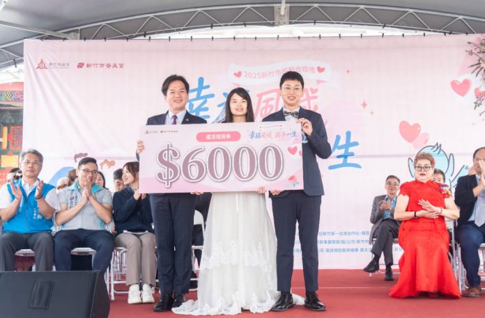 代理市長邱臣遠代表市府致贈6,000元禮券給新人。