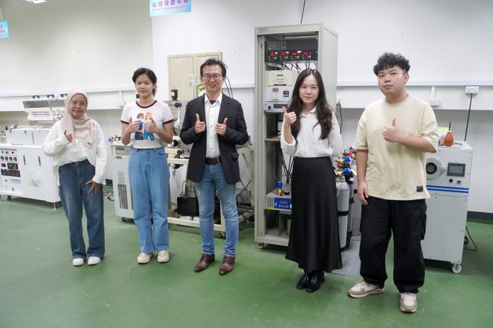 印尼學生(左一左二)在大葉大學半導體學程實驗室與臺灣學生(右一右二)學術交流_0