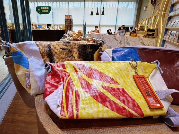 圖4每個帆布包皆附有專屬的「出生證明吊牌」紀錄。