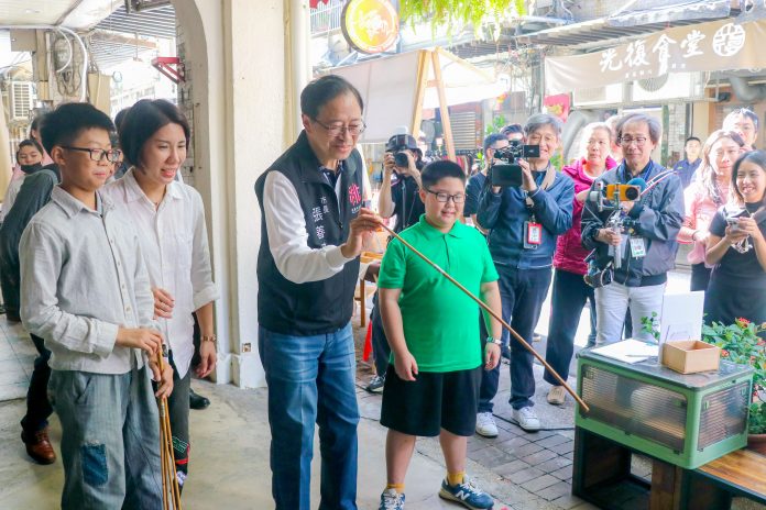 張市長與現場市民同樂