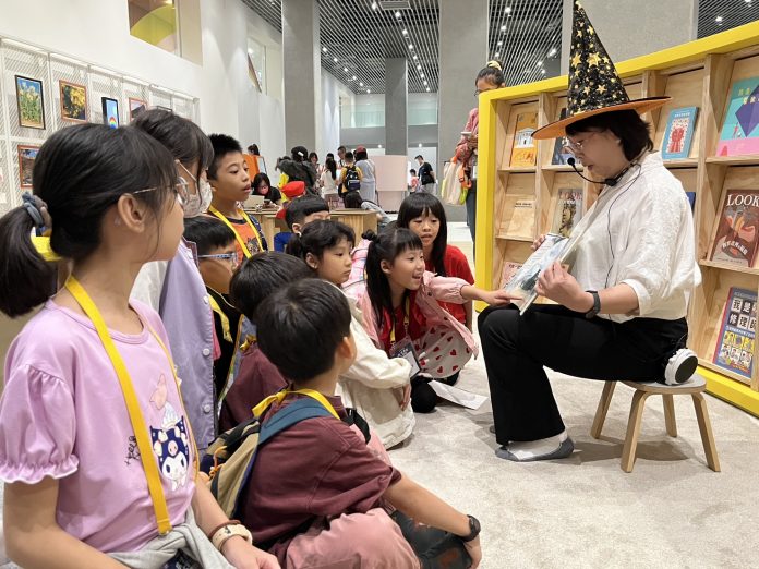 文化局長陳佳君於美術館典藏互動教育區-為孩子們說故事互動熱烈