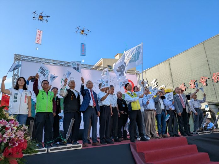 林世賢市長揮舞大旗無人機同時升空造勢_0
