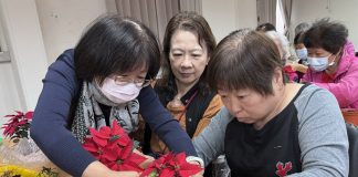 大甲區50位長輩熱情參與「聖誕紅與麋鹿的祝福」療癒手作活動