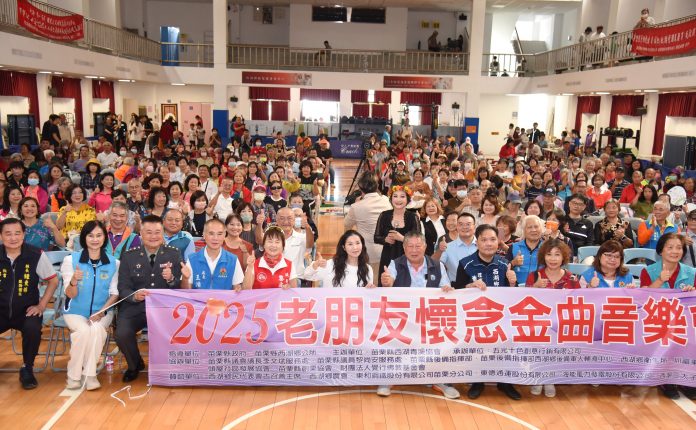 縣府各界來賓在懷念金曲音樂會合影