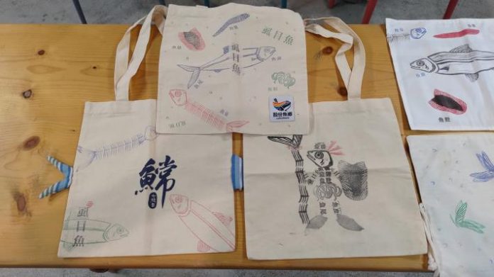 股份魚鄉讓大家可DIY虱目魚蓋印而創作出獨一無二的帆布袋
