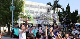 不一樣的類初選! 黃秀芳走藝文風 邀親子彩繪彰化未來