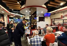 大甲警蔣公路夜市開講!分局長蔡期望「餐桌宣導」 巧遇美日遊客、宣導無國界