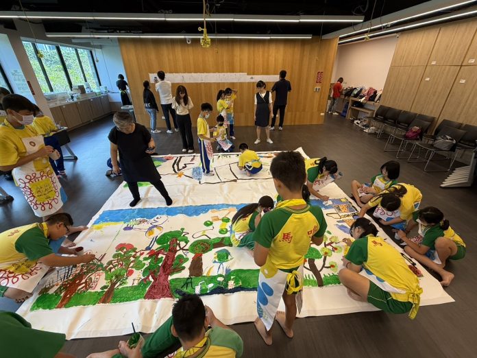 學生們合力完成大型作品