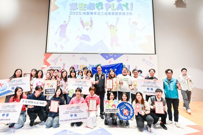 張市長與所有獲獎志工及團隊合影