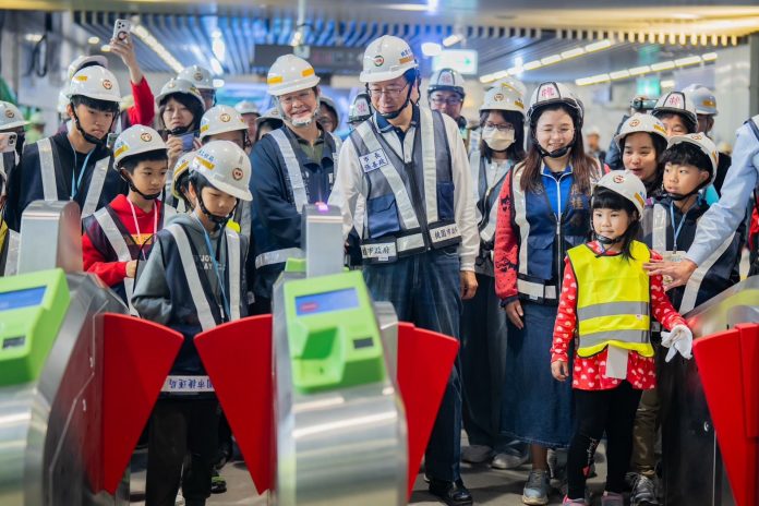 張市長與民眾一同搭乘列車