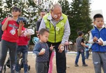 親子泡泡好農市集中正國小熱鬧登場 陳光復與親子同樂力挺在地農友