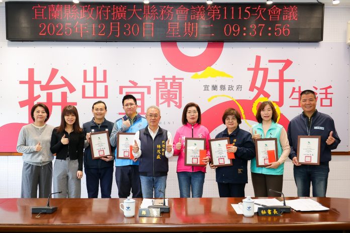 獲獎之鄉鎮市公所圖書館與代理縣長、文化局長合影