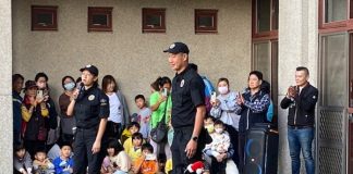 最萌反毒陣容!中市警犬隊聖誕裝現身聖誕親子活動