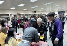 大安神農壇建醮委員會關心地方弱勢過農曆年之需 135戶低收獲捐助現金物資一萬餘元