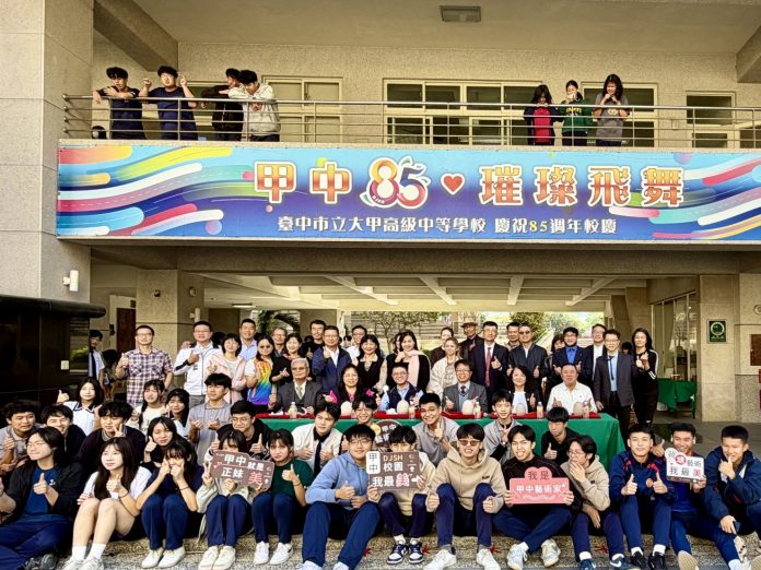 陶藝展開幕典禮師生合影