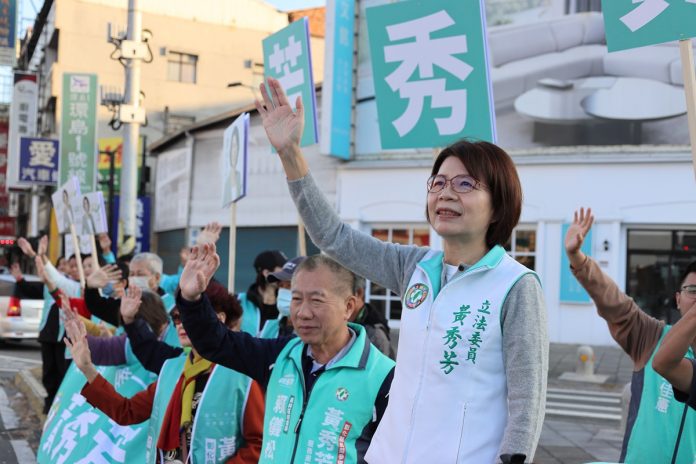 黃秀芳今天轉往員林市站路口拜票。