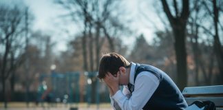 14歲少年從優等生到拒學 青春期的隱形風暴:青少年憂鬱症