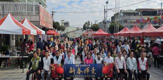 「揮毫迎春 愛傳永靖」 鄉長偕書法家捐發票換春聯 溫馨共迎平安年