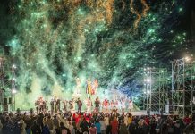 屏東落山風藝術季《海口狂想曲》 數千民眾直呼震撼 台式芭比狂歡派對點亮冬夜海岸