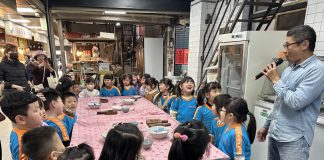 幼童手作紅龜粿 體驗傳統年節習俗喜慶氛圍