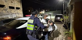 「回家的最後600公尺…」 7旬伯拄拐杖買晚餐險路倒,幸遇暖警一眼認出解危