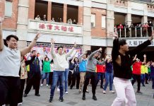 蔣萬安大稻埕齊跳快閃舞 宣導反詐防竊、平安迎新年