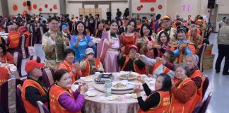 華山攜手企業 陪孤老提前圍爐慶團圓