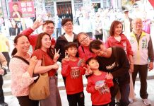 迎新納福喜迎馬年 陳其邁正月初一參香7廟宇分送開運紅包