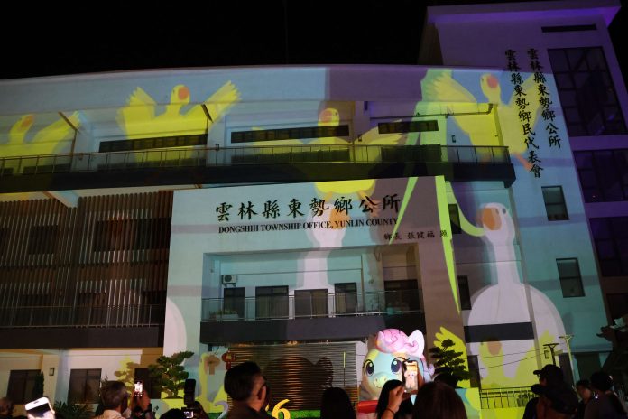 光雕秀點亮公所夜間新地標