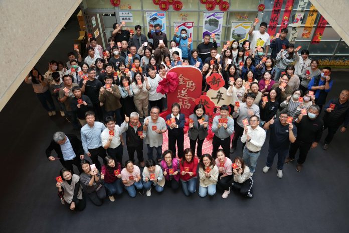 縣長張麗善發送福袋祝福縣府同仁馬上幸福。2