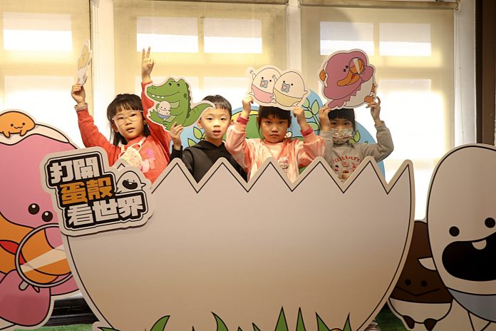 老松國小學童參觀展覽互動體驗