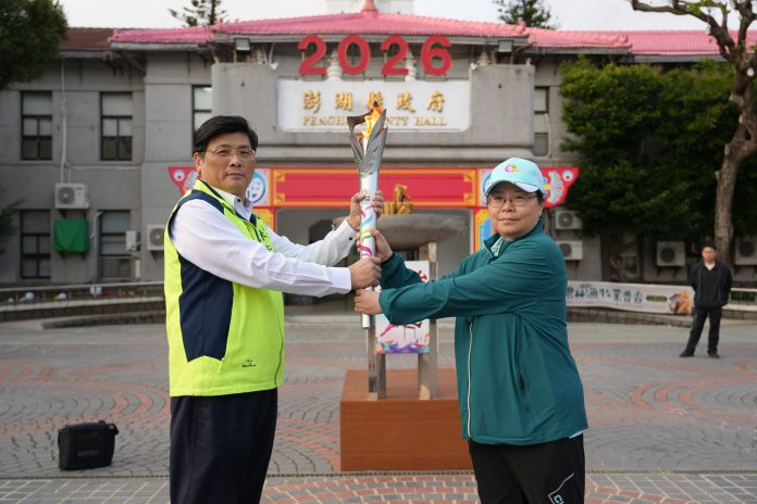副縣長林皆興代表接火
