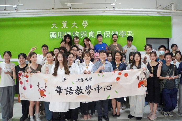 大葉大學華語中心透過擴香花瓶活動幫助國際學生認識節氣_0