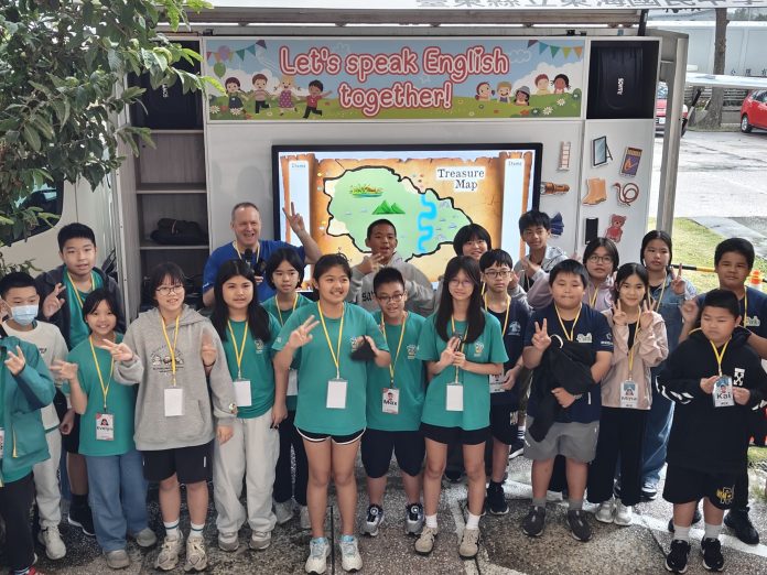 綠島學生首登英語行動列車