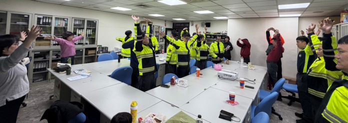 透過暖身活動、呼吸放鬆等調適壓力