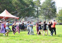 暨大校園化身緬甸新年場域 水槍與湯圓暖透僑生心