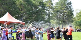 暨大校園化身緬甸新年場域 水槍與湯圓暖透僑生心