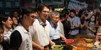 民眾黨柯、黃兩人合體現身夜市 品嚐彰化美食拉近與民眾距離