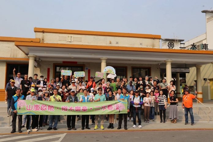 二水鄉長蘇界欽與參山處長曹忠猷歡迎山嵐號旅客蒞臨