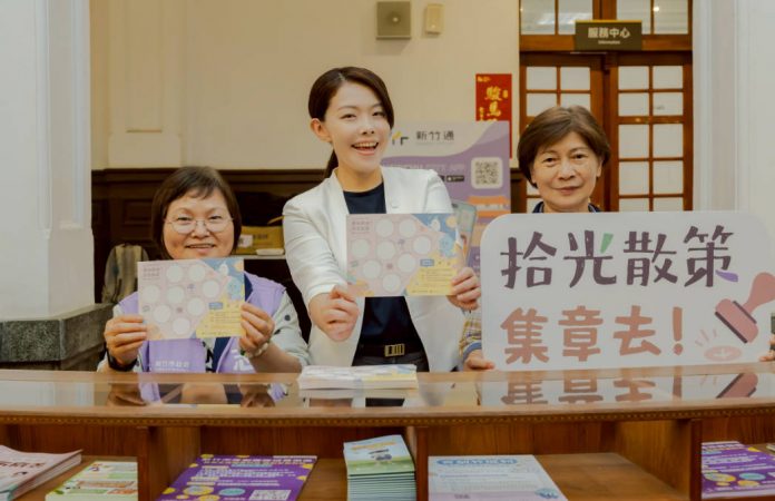 市長高虹安與志工邀請民眾至服務台免費索取集章卡