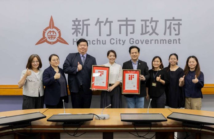 文化局於市務會議中獻獎予市長高虹安與副市長邱臣遠。