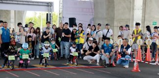 2-7歲滑步車競速 扶起後方跌倒選手再繼續太感人