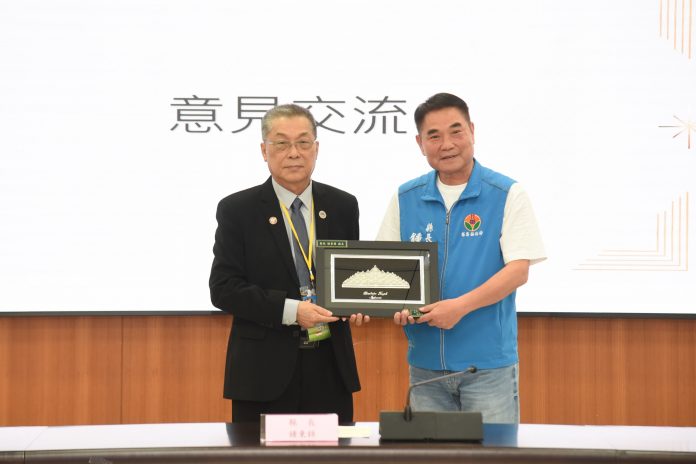 總會長邱泳方率團拜會縣長致贈銀製紀念品